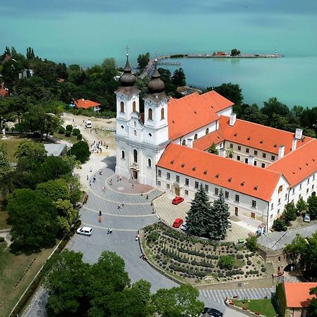 Napkelte Apartman Тихани Екстериор снимка