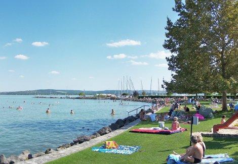 Napkelte Apartman Тихани Екстериор снимка