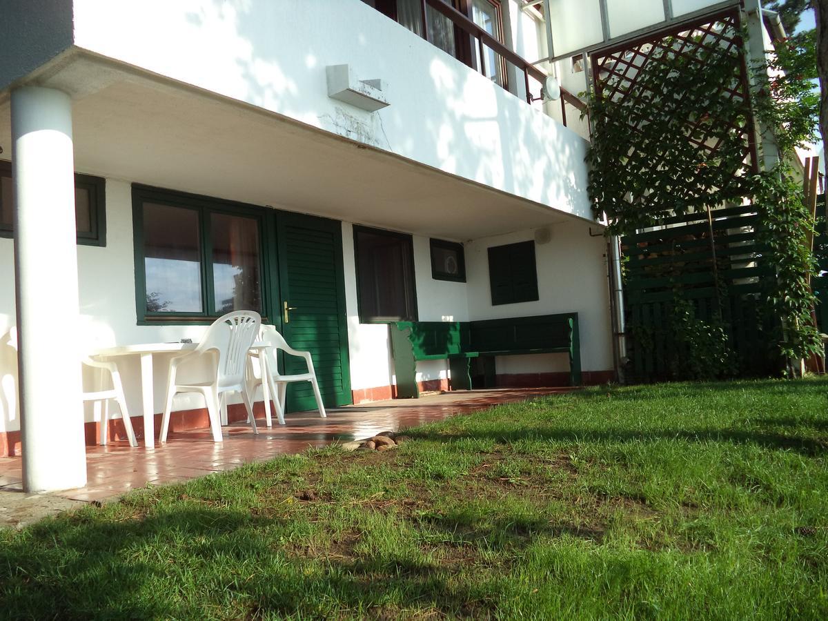 Napkelte Apartman Тихани Екстериор снимка