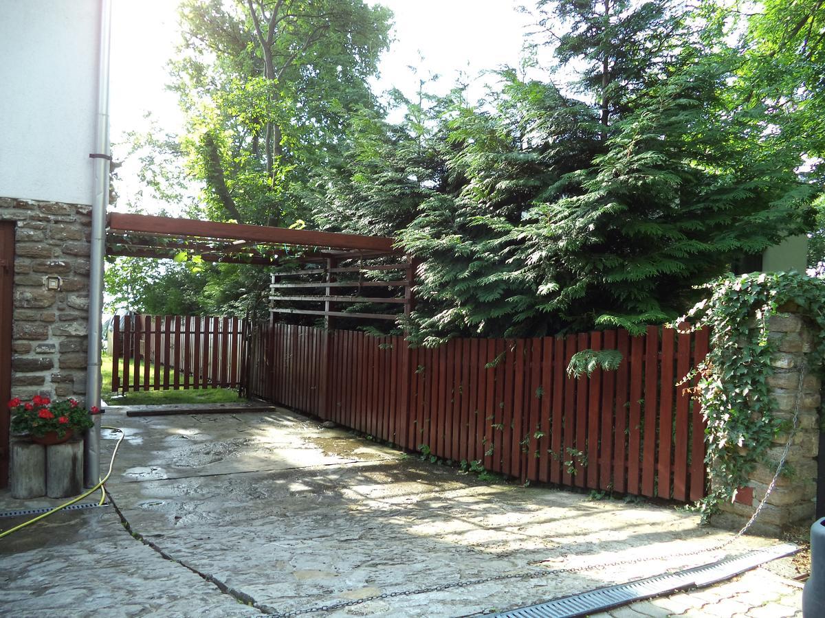 Napkelte Apartman Тихани Екстериор снимка